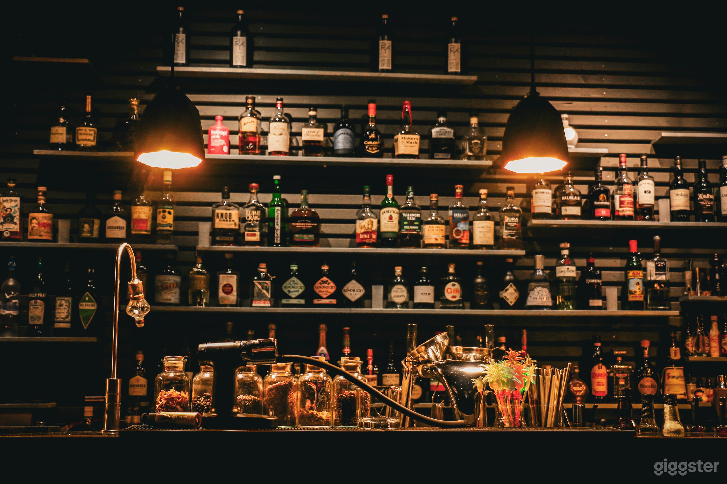 Elegant speakeasy cocktail bar with fireplace and terrace Foto 4