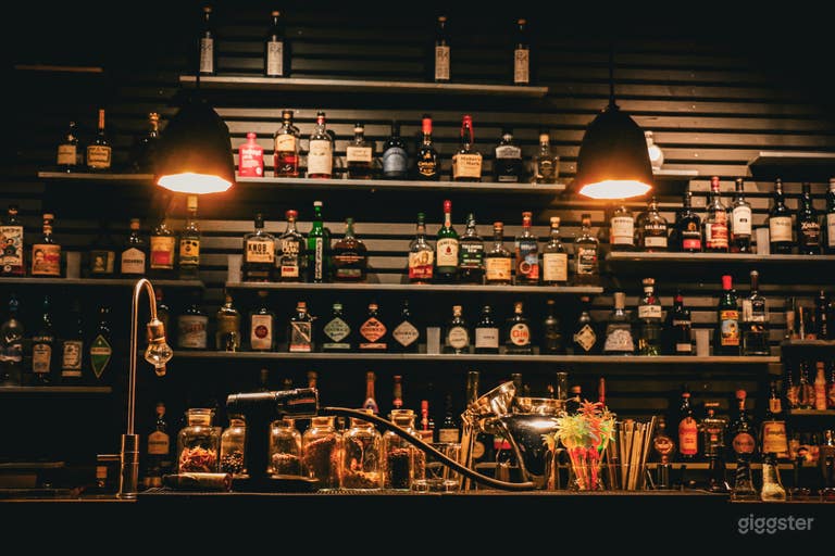  Elegante Speakeasy-Cocktailbar mit Kamin und Terrasse 