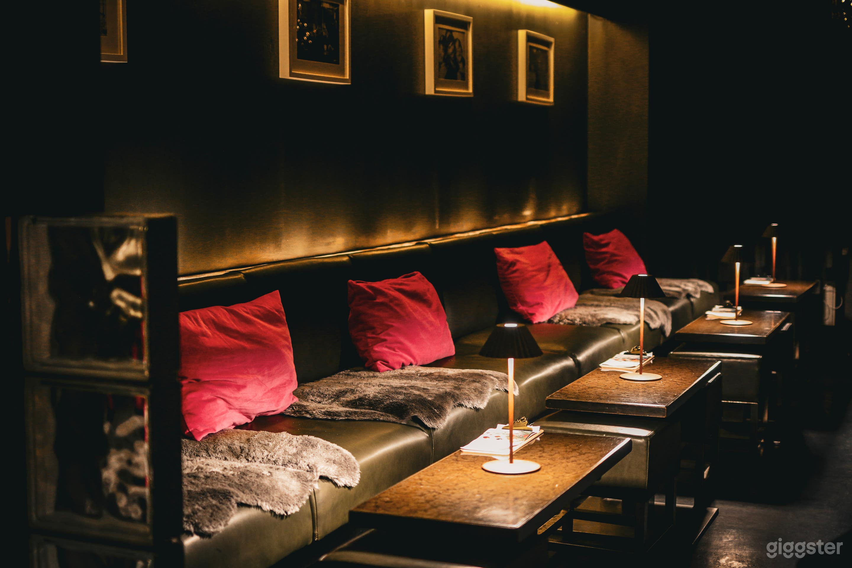 Elegant speakeasy cocktail bar with fireplace and terrace Foto 2