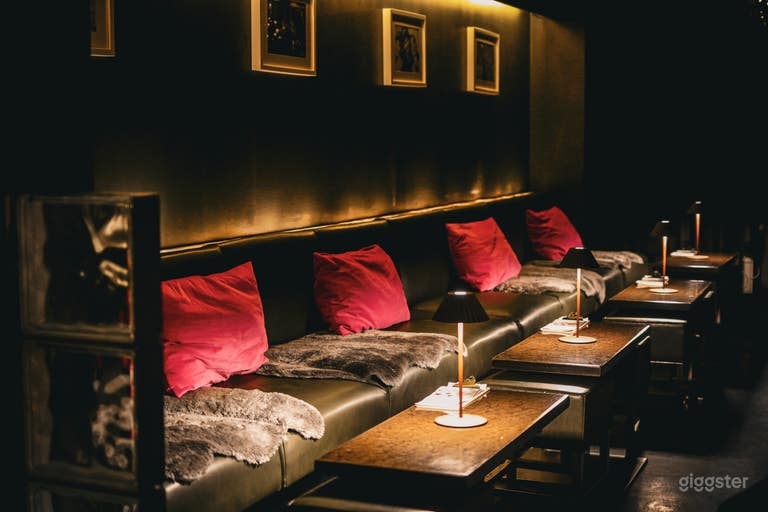  Elegante Speakeasy-Cocktailbar mit Kamin und Terrasse 