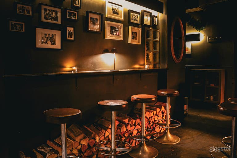  Elegante Speakeasy-Cocktailbar mit Kamin und Terrasse 