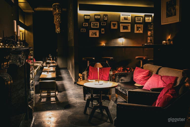  Elegante Speakeasy-Cocktailbar mit Kamin und Terrasse 