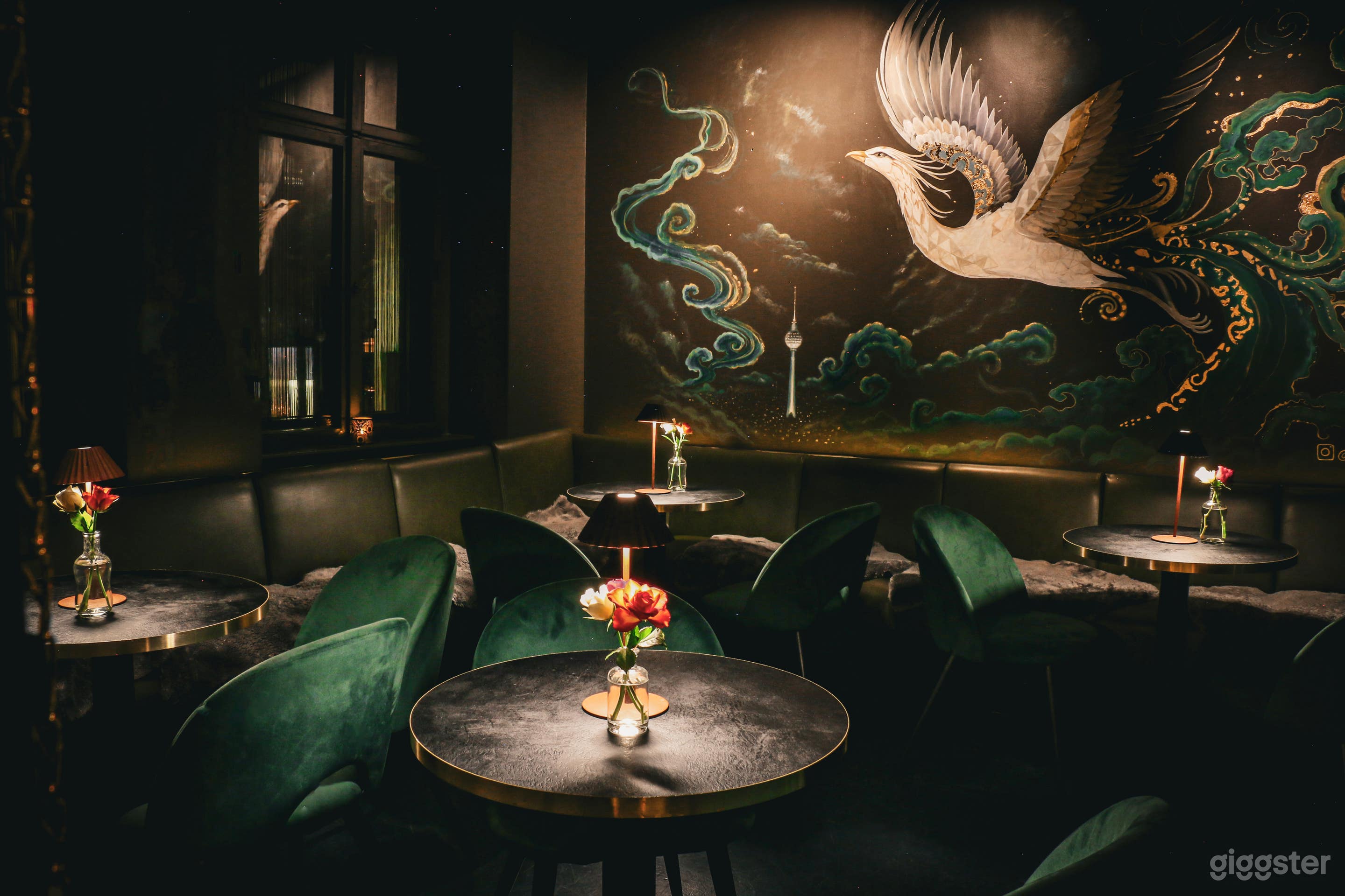 Elegante Speakeasy-Cocktailbar mit Kamin und Terrasse Foto 4