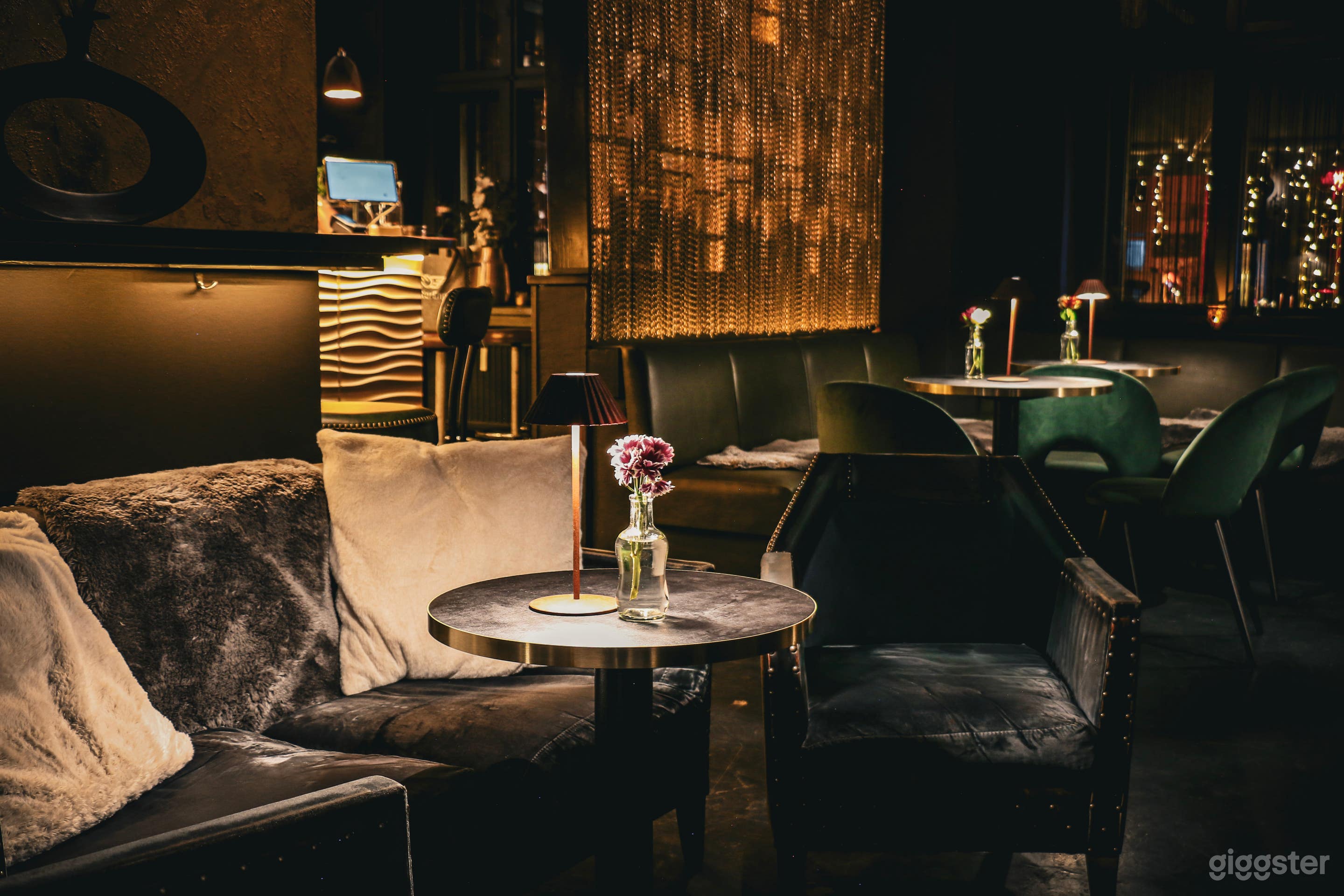 Elegante Speakeasy-Cocktailbar mit Kamin und Terrasse Foto 3