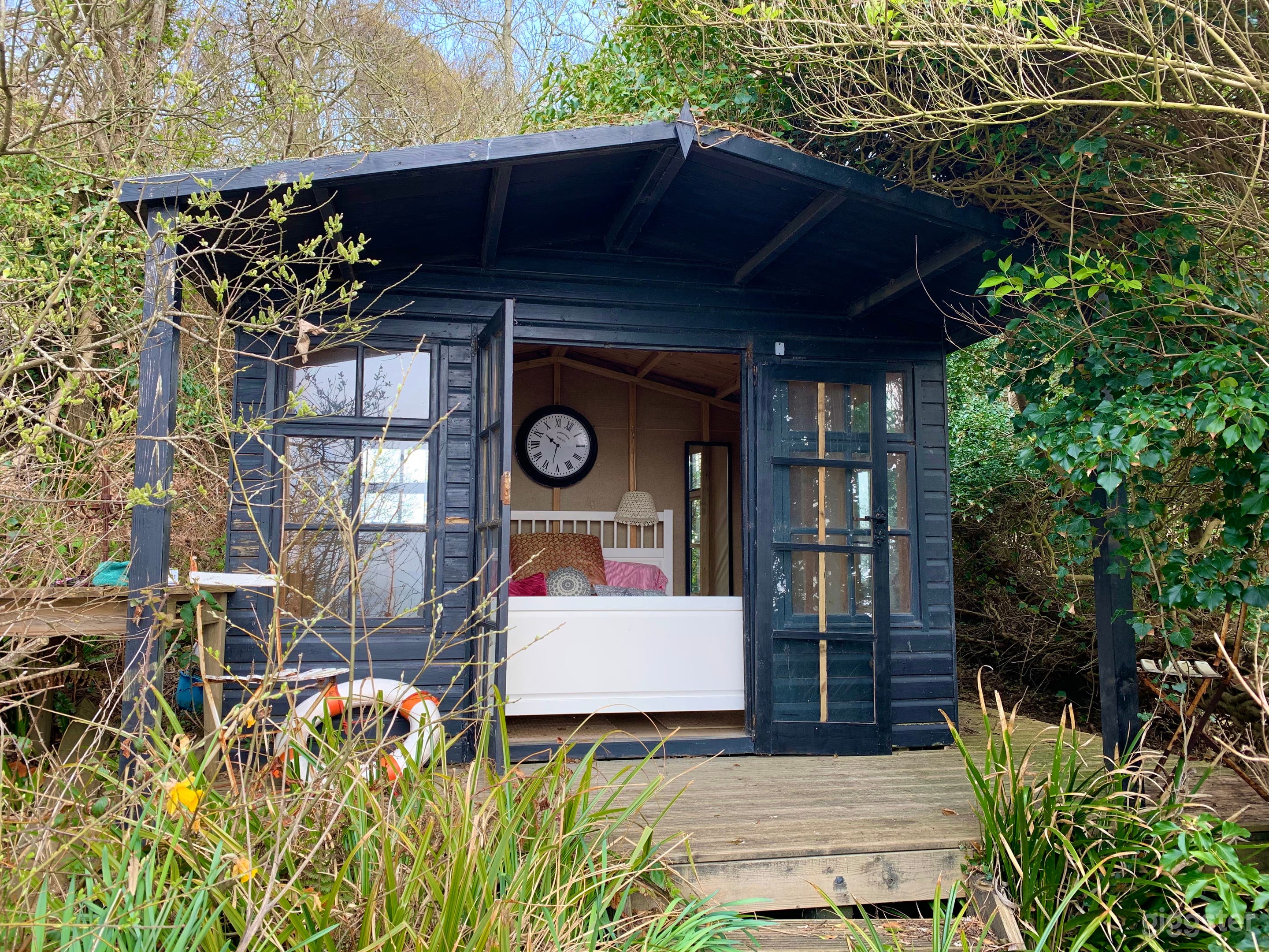 The Thatch, with secret cabin overlooking the sea. Photo 2