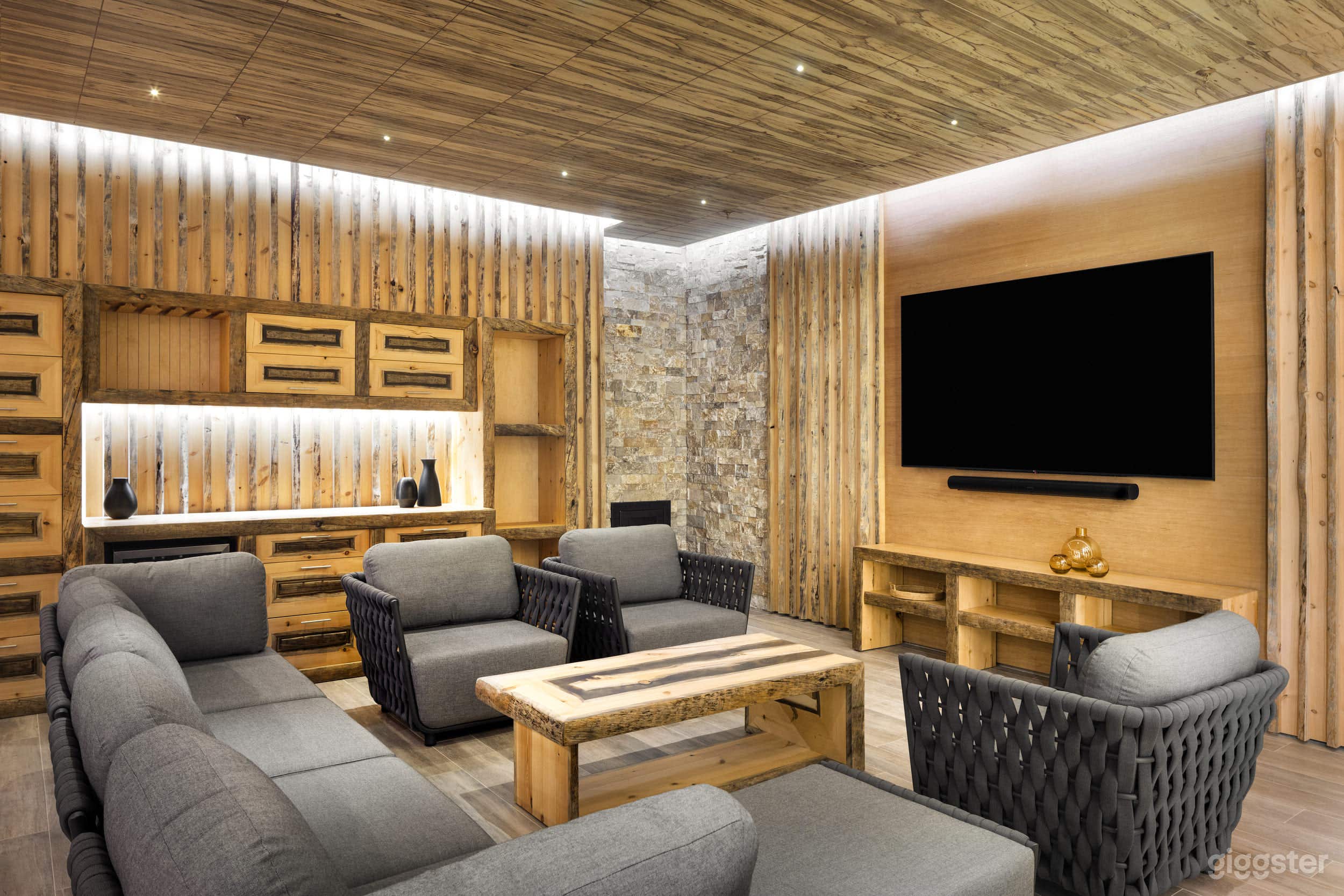 Dacha Rental
up to 20 guests
Dacha is the largest of our two private lodges and can accommodate 20 guests. Whether you’re entertaining family and friends or hosting a business meeting, at 1500 square feet