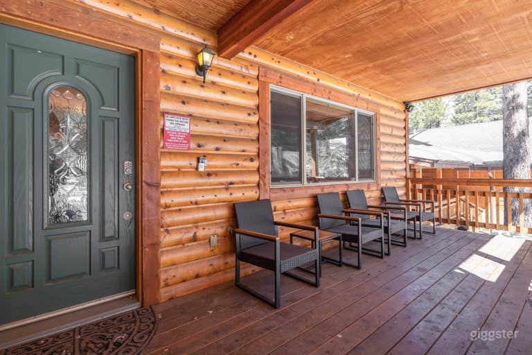  TimberWood Cabin Entrance and Front porch 