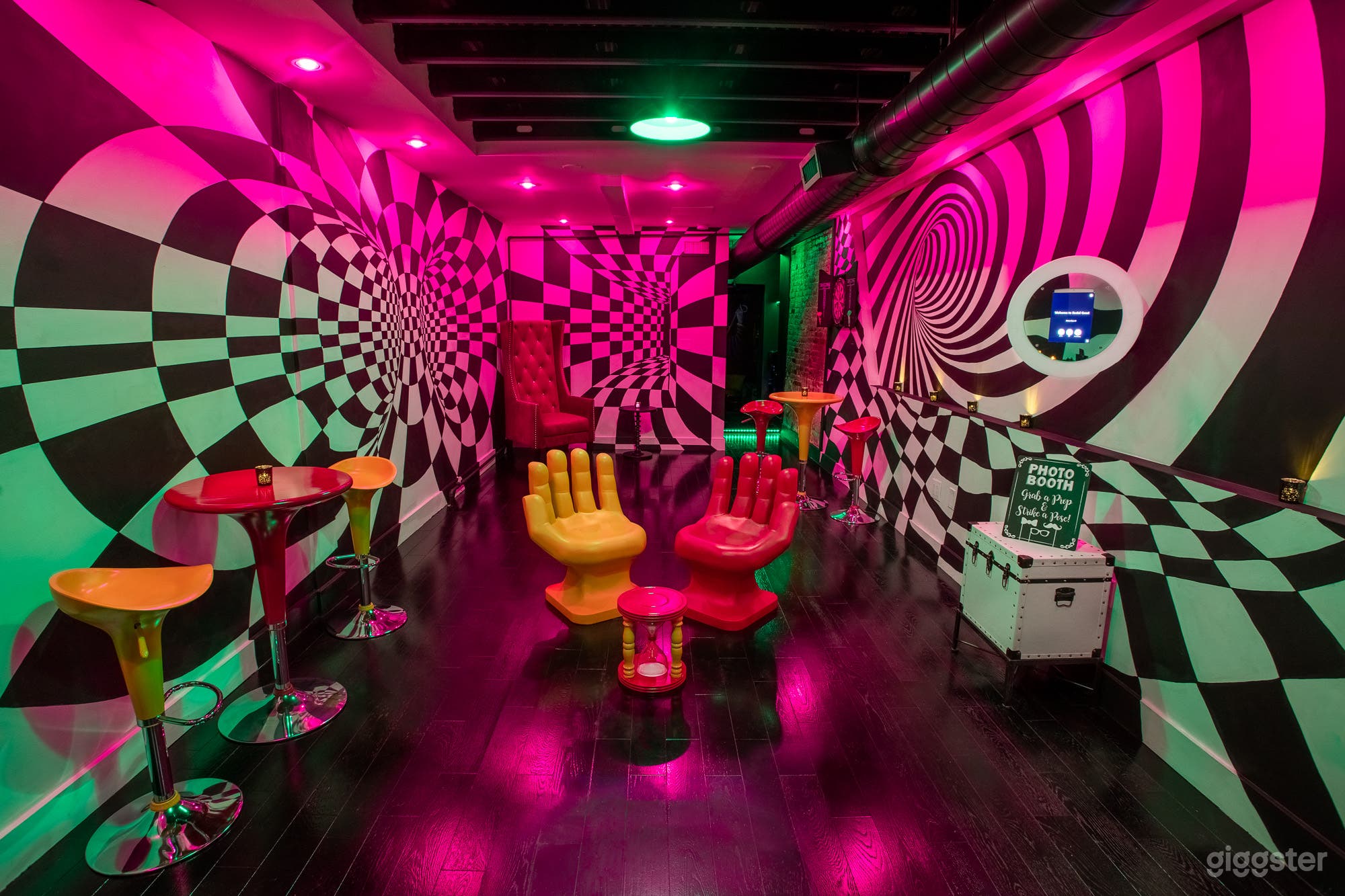 Surreal Out-Of-This-World Private Lounge Photo 2