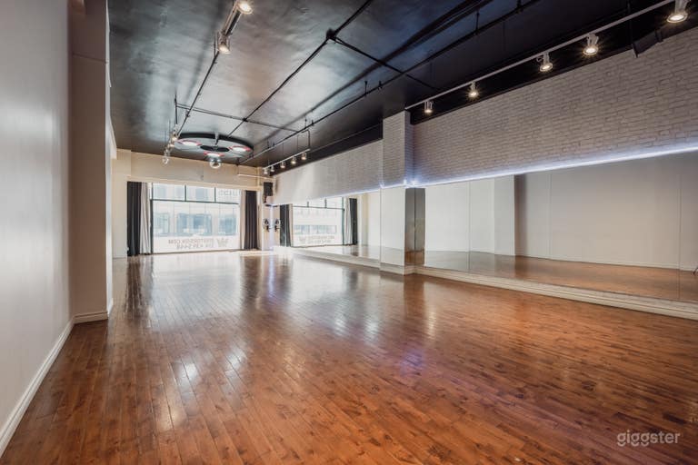  Warm And User Friendly Studio (124) 