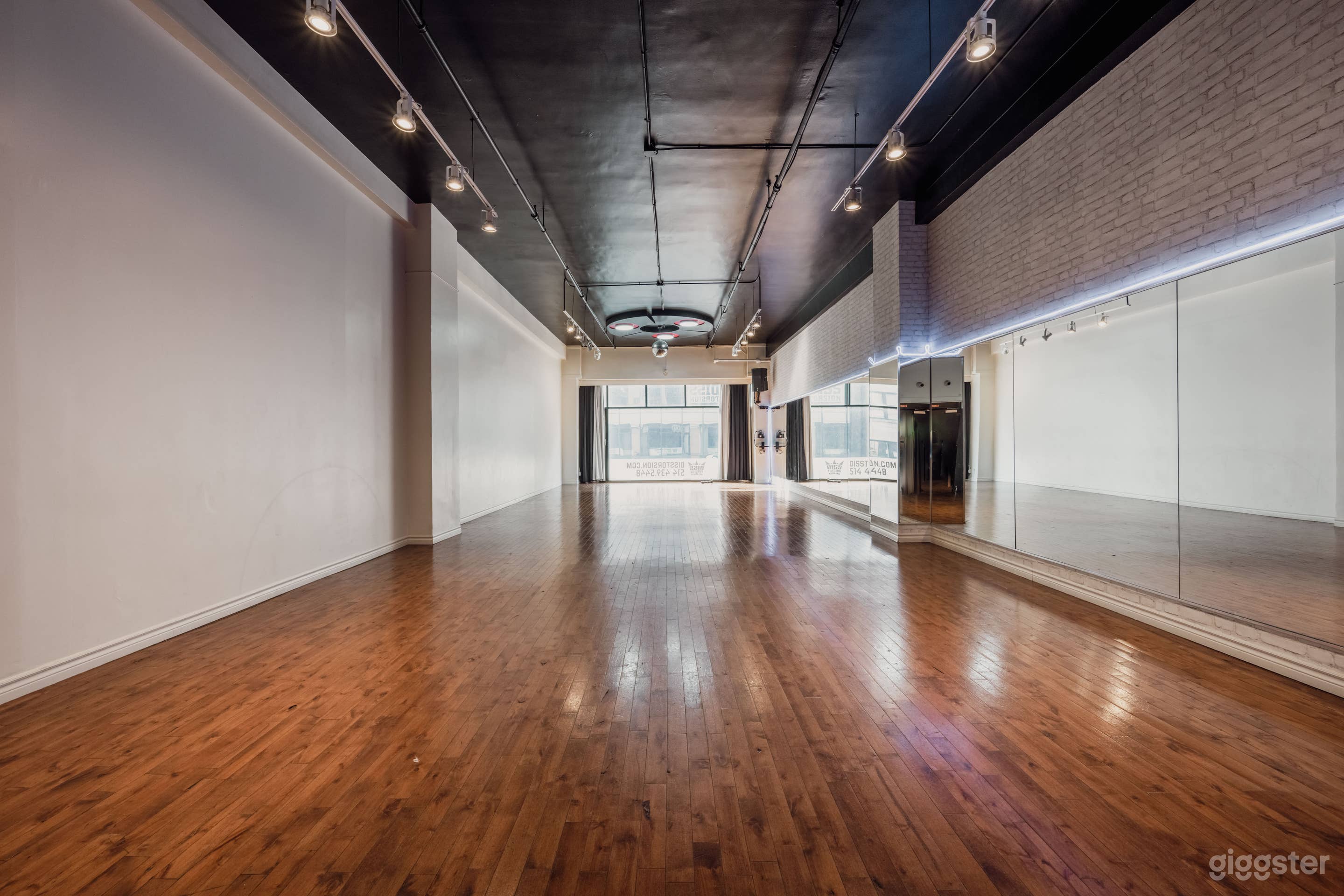 Warm And User Friendly Studio (124) Photo 1