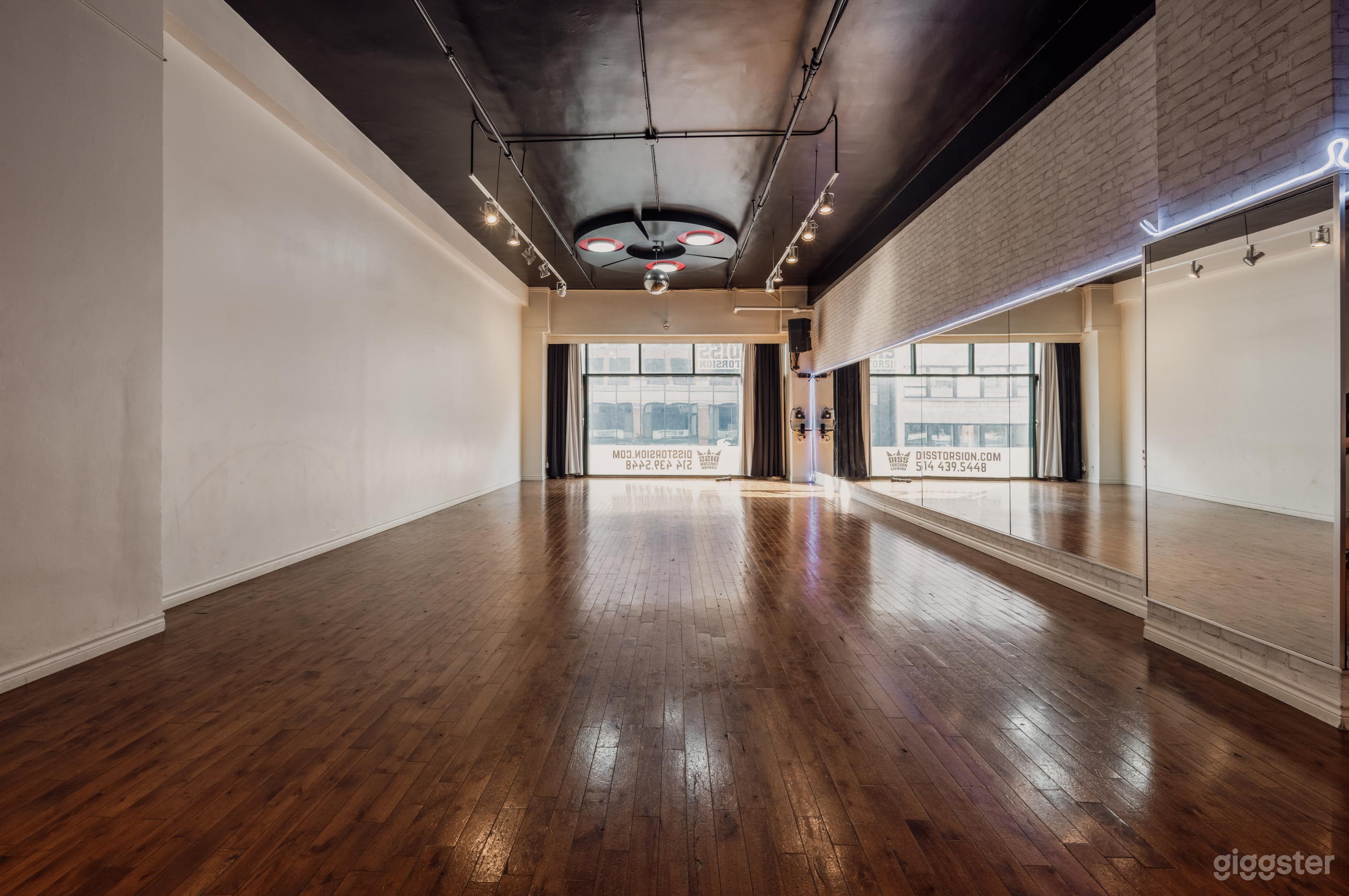 Warm And User Friendly Studio (124) Photo 3