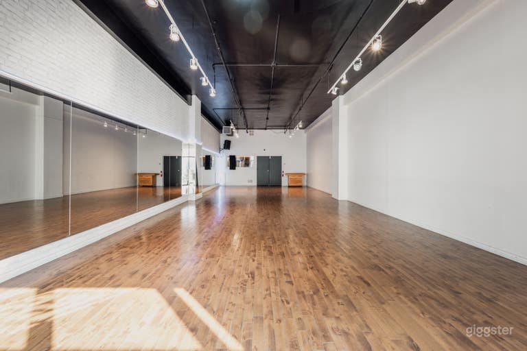  Warm And User Friendly Studio (124) 