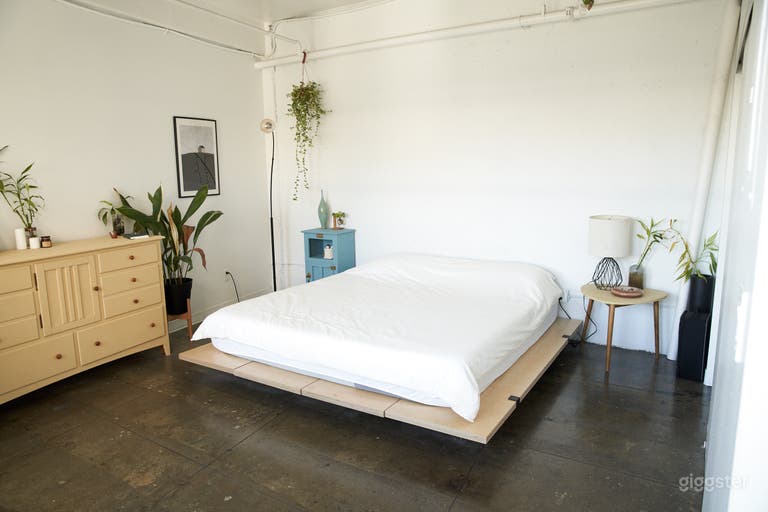 Downtown LA Loft Studio with Natural Light 