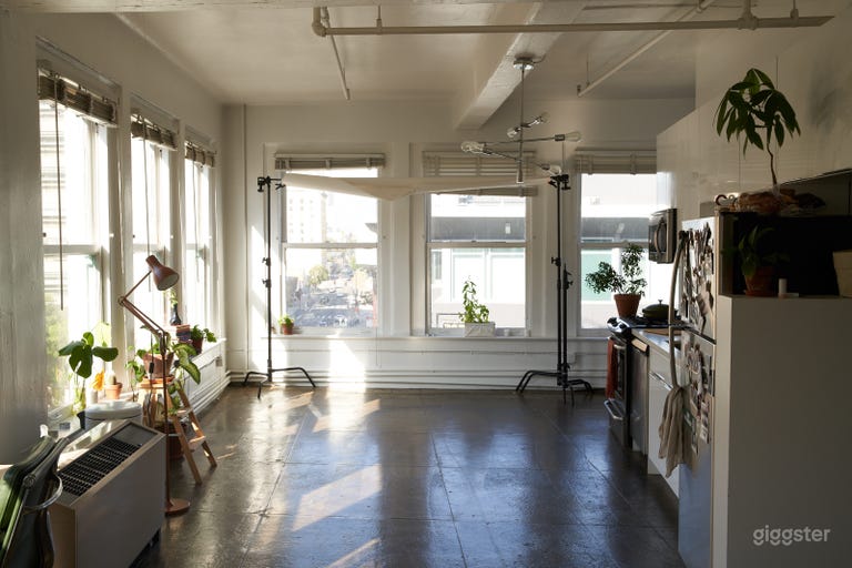  Downtown LA Loft Studio with Natural Light 