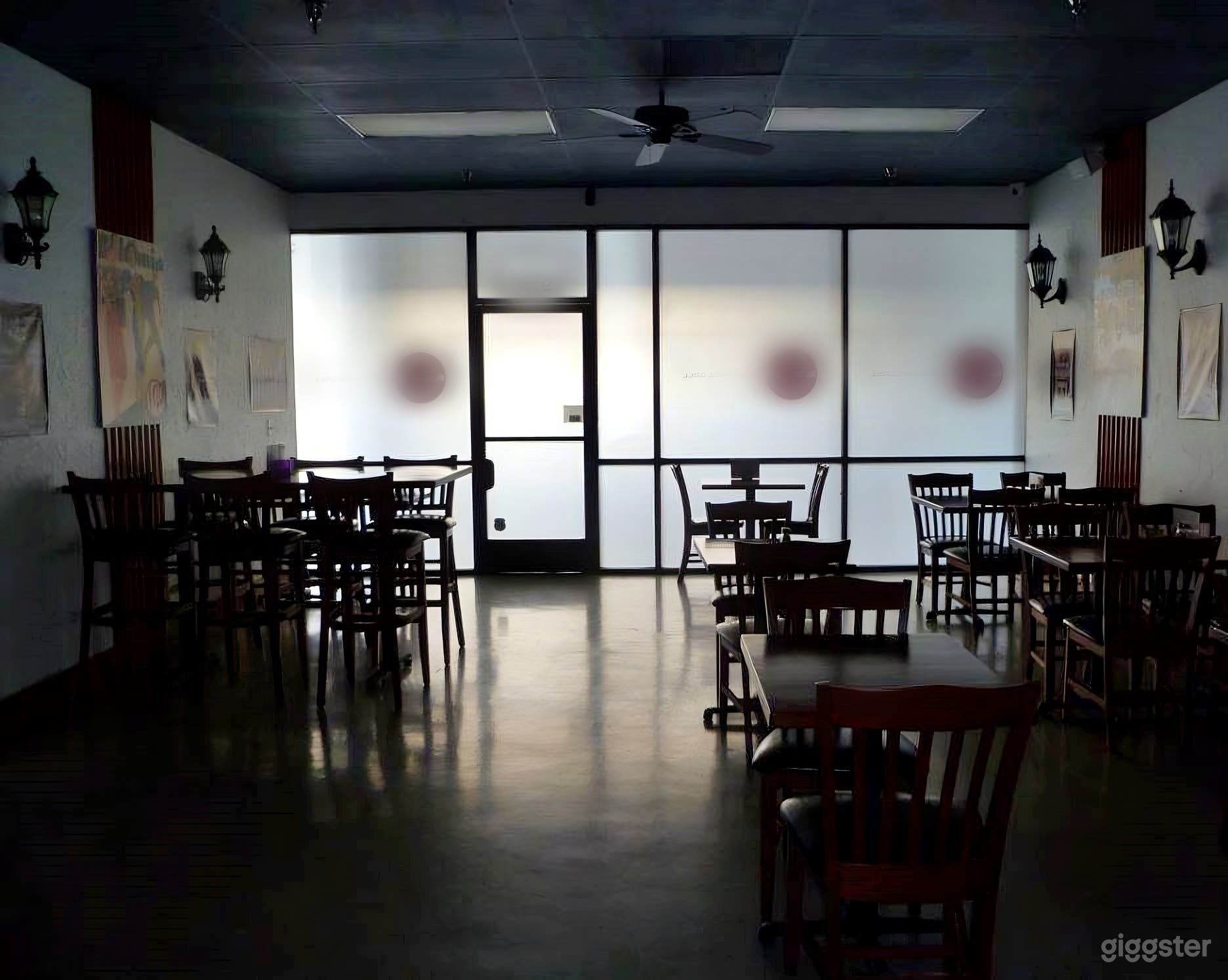 Intimate &amp; Cozy Restaurant Bar Photo 4