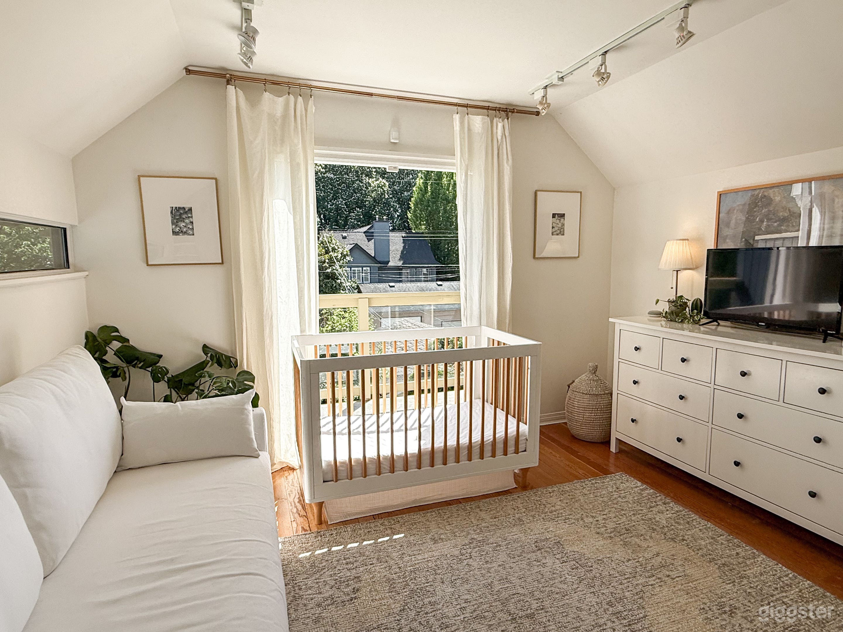 Sunlit Kitsilano Heritage Home with Modern Interiors Photo 3