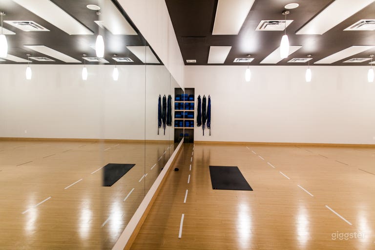  Natural Aesthetic: The polished wooden flooring and neutral tones offer a warm and versatile backdrop for creative productions. 