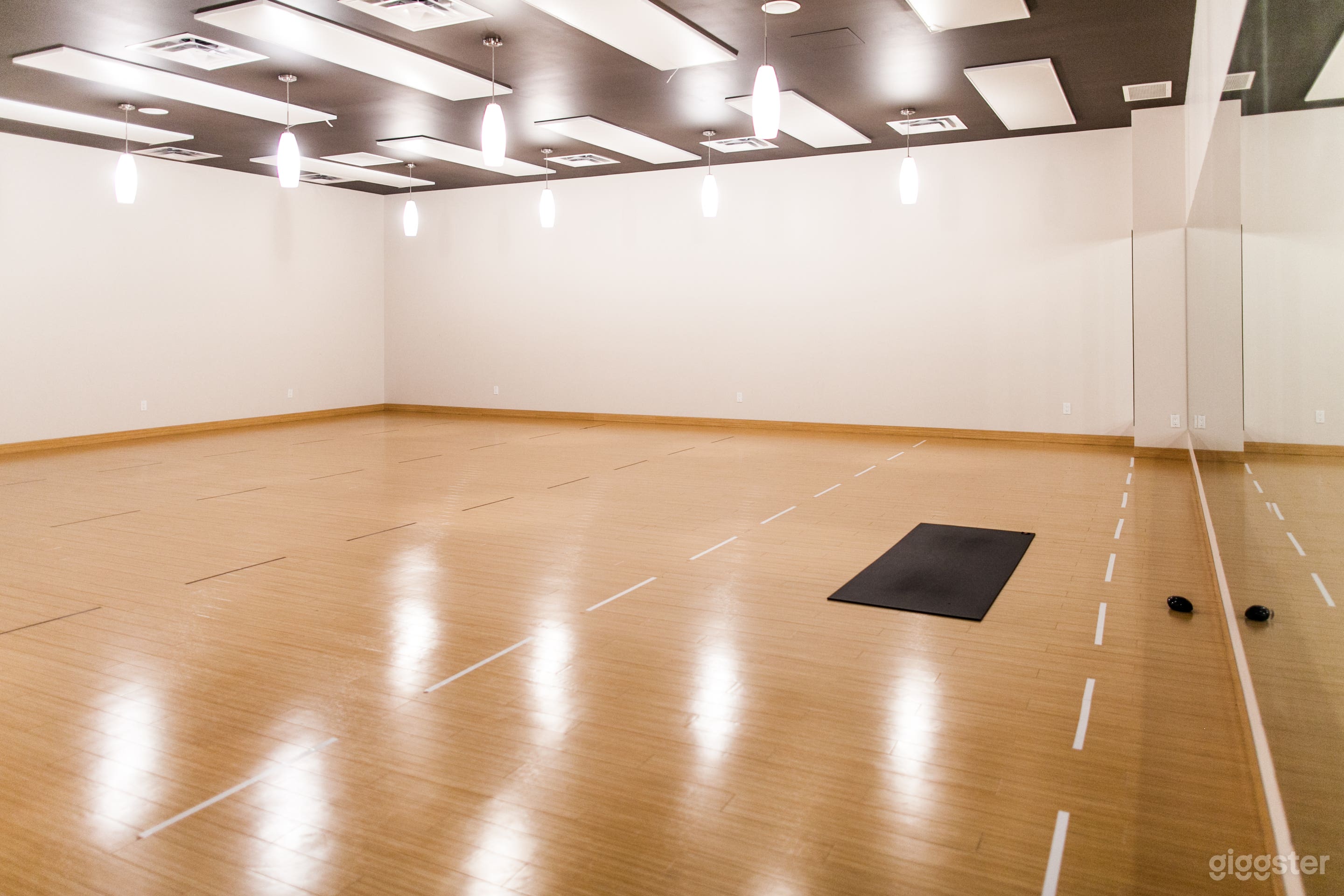 Bright and Spacious: This vibrant studio features an open layout, perfect for yoga classes, dance rehearsals, or serene filming projects.