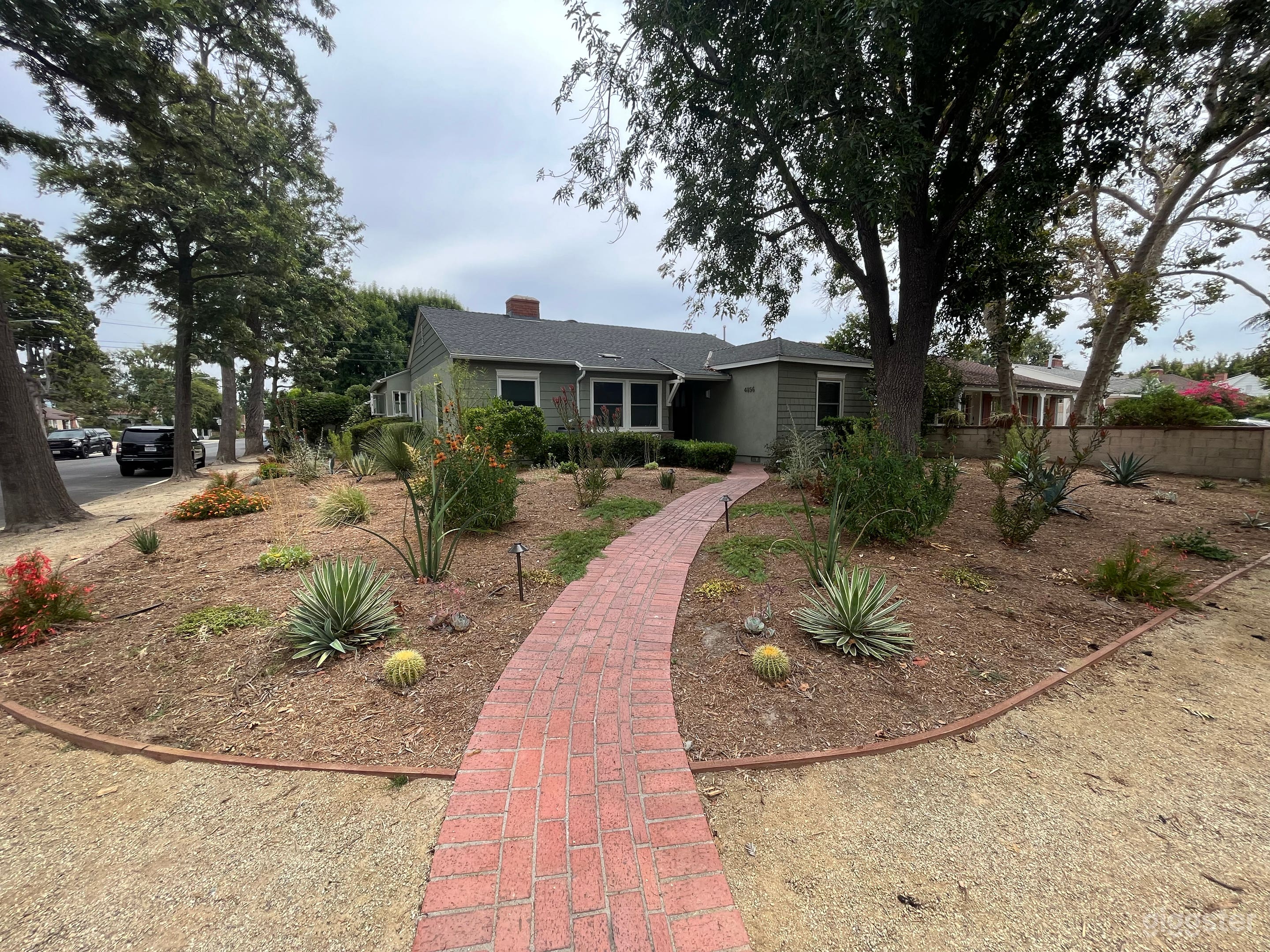 Quaint mid-century cottage Photo 1