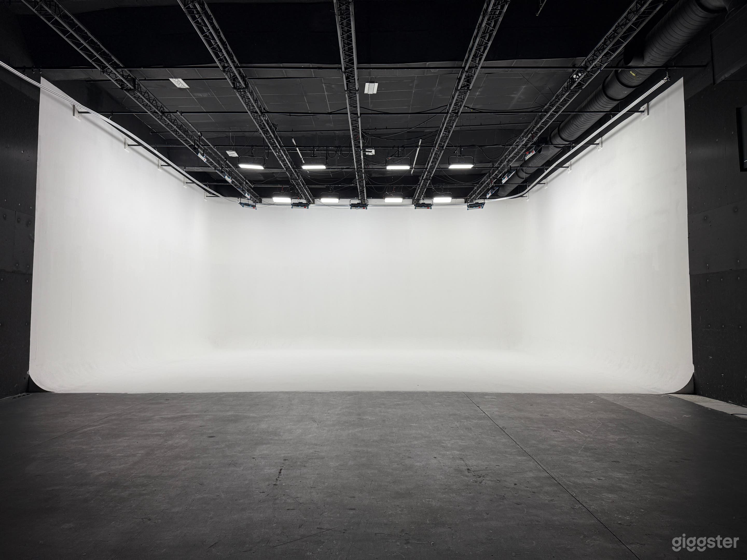 True Soundstage Studio Space Atlanta white cyc black box Photo 4