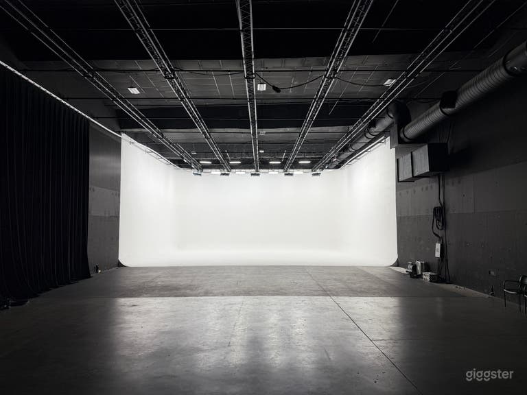  Véritable plateau sonore avec cyclorama blanc pré-éclairé & studio boîte noire 