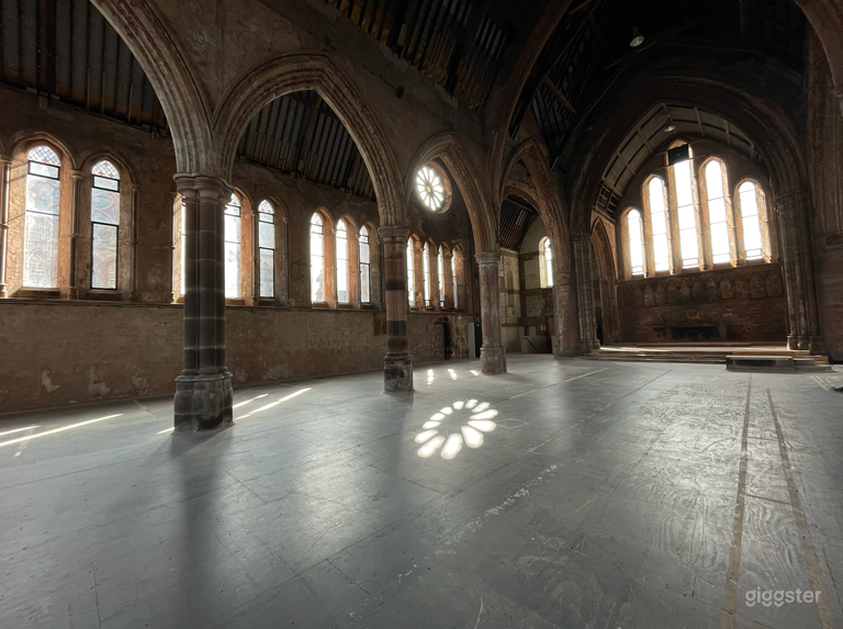  The building’s interior space is essentially a single, double-height space, including a central nave and arched side aisles. 