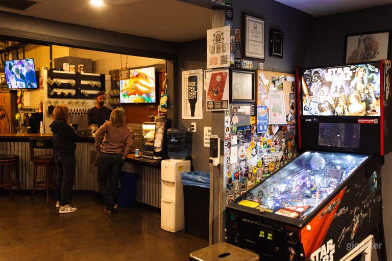  Spielzimmerbereich mit Flipperautomat 