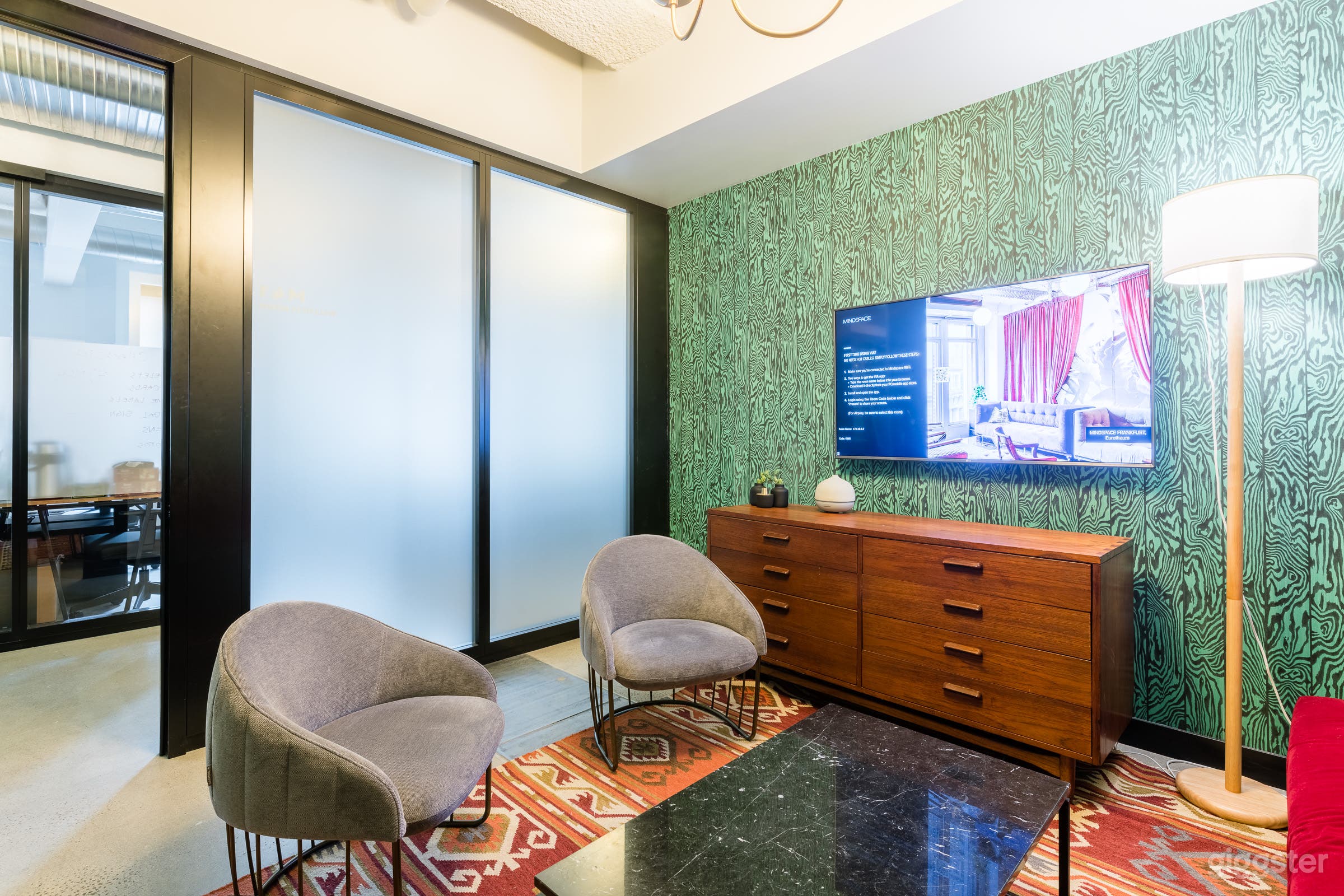 Comfortable Meeting Room Photo 3