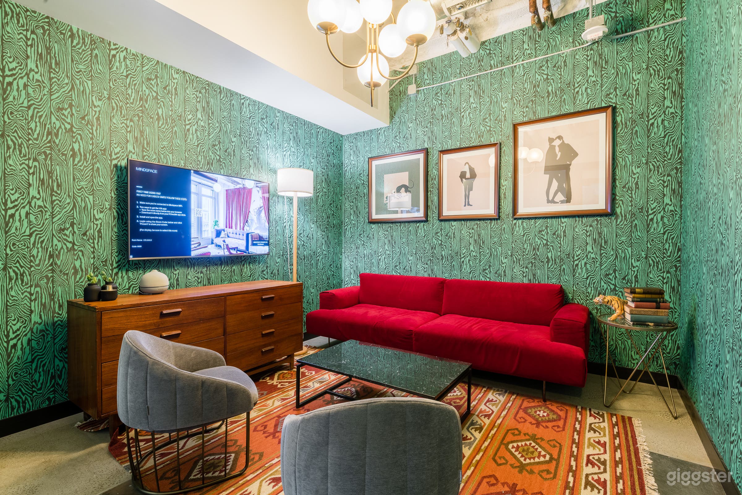 Comfortable Meeting Room Photo 1