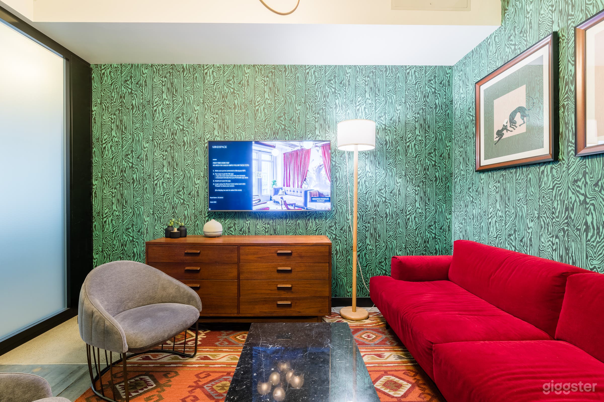 Comfortable Meeting Room Photo 2