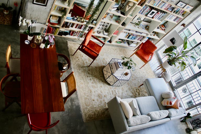  Beau loft industriel avec décoration mid-century modern 