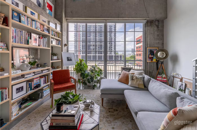  Beau loft industriel avec décoration mid-century modern 