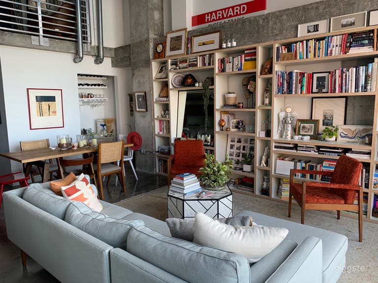  Beau loft industriel avec décoration mid-century modern 