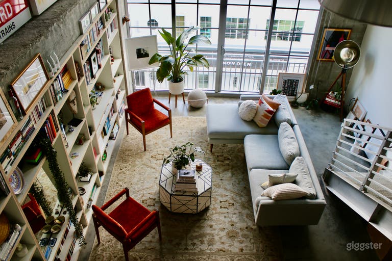  Beau loft industriel avec décoration mid-century modern 