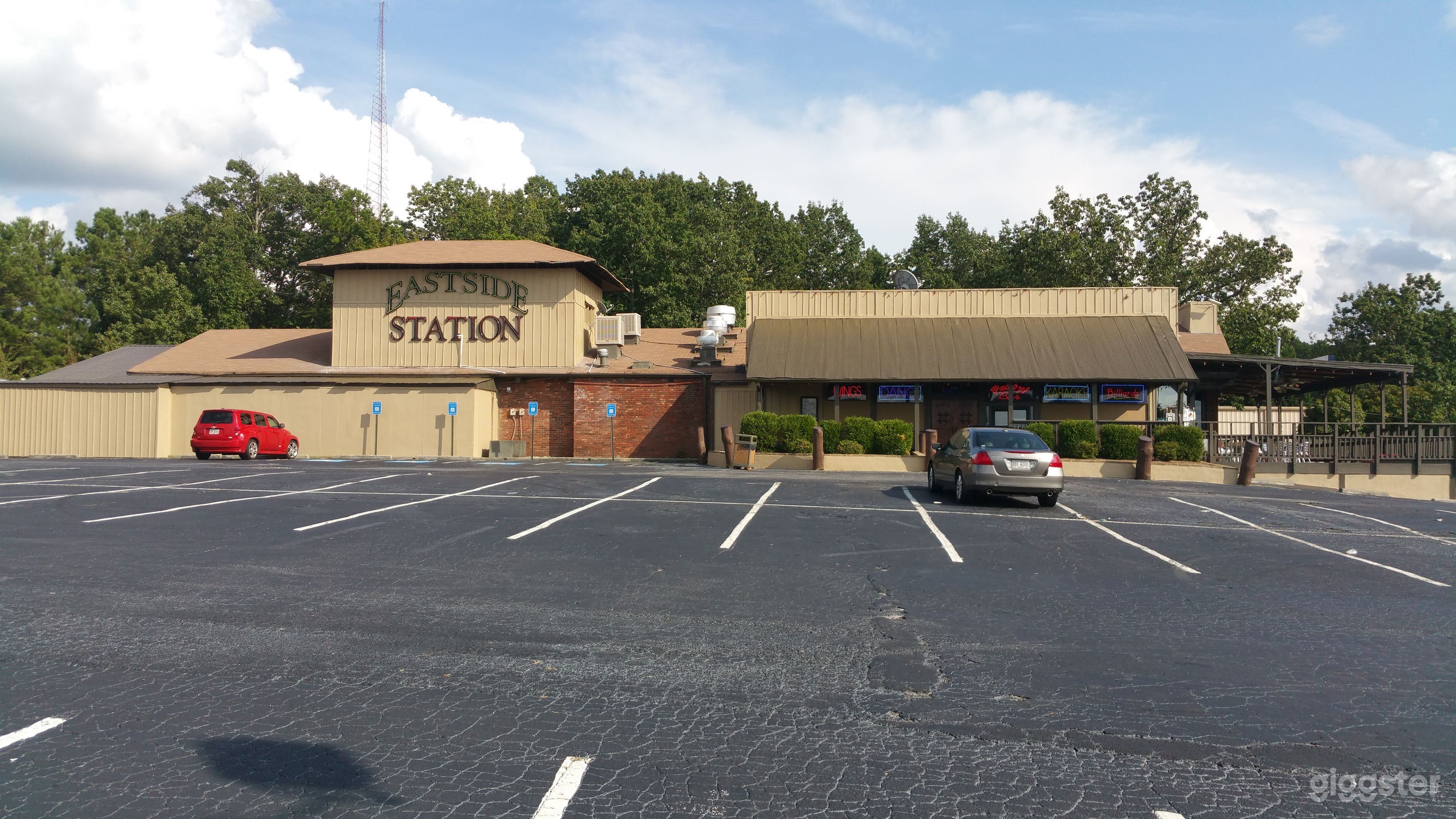 Bar / Restaurant / nightclub  Photo 1