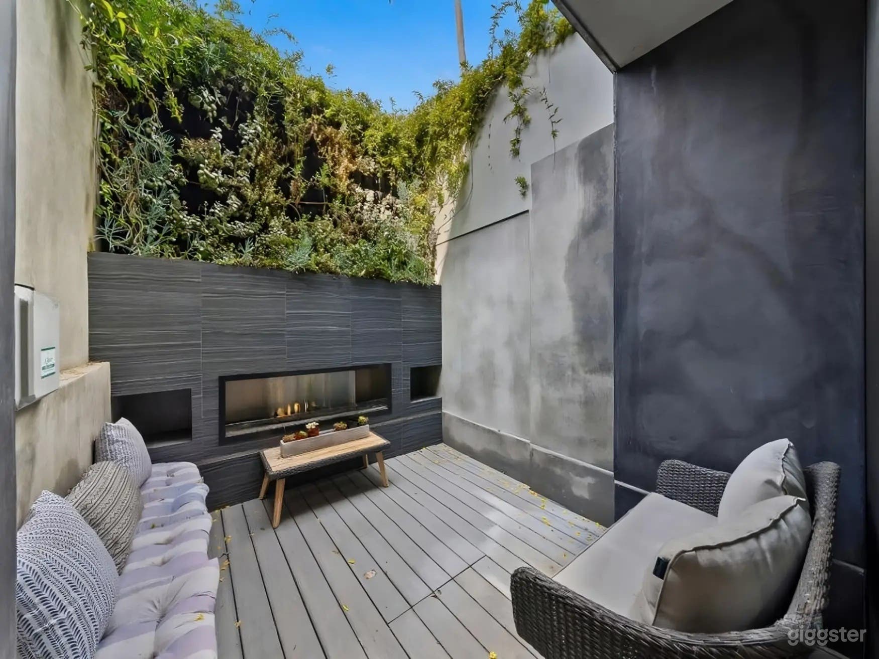 SUNSET VENICE LINEAR POOL Photo 4