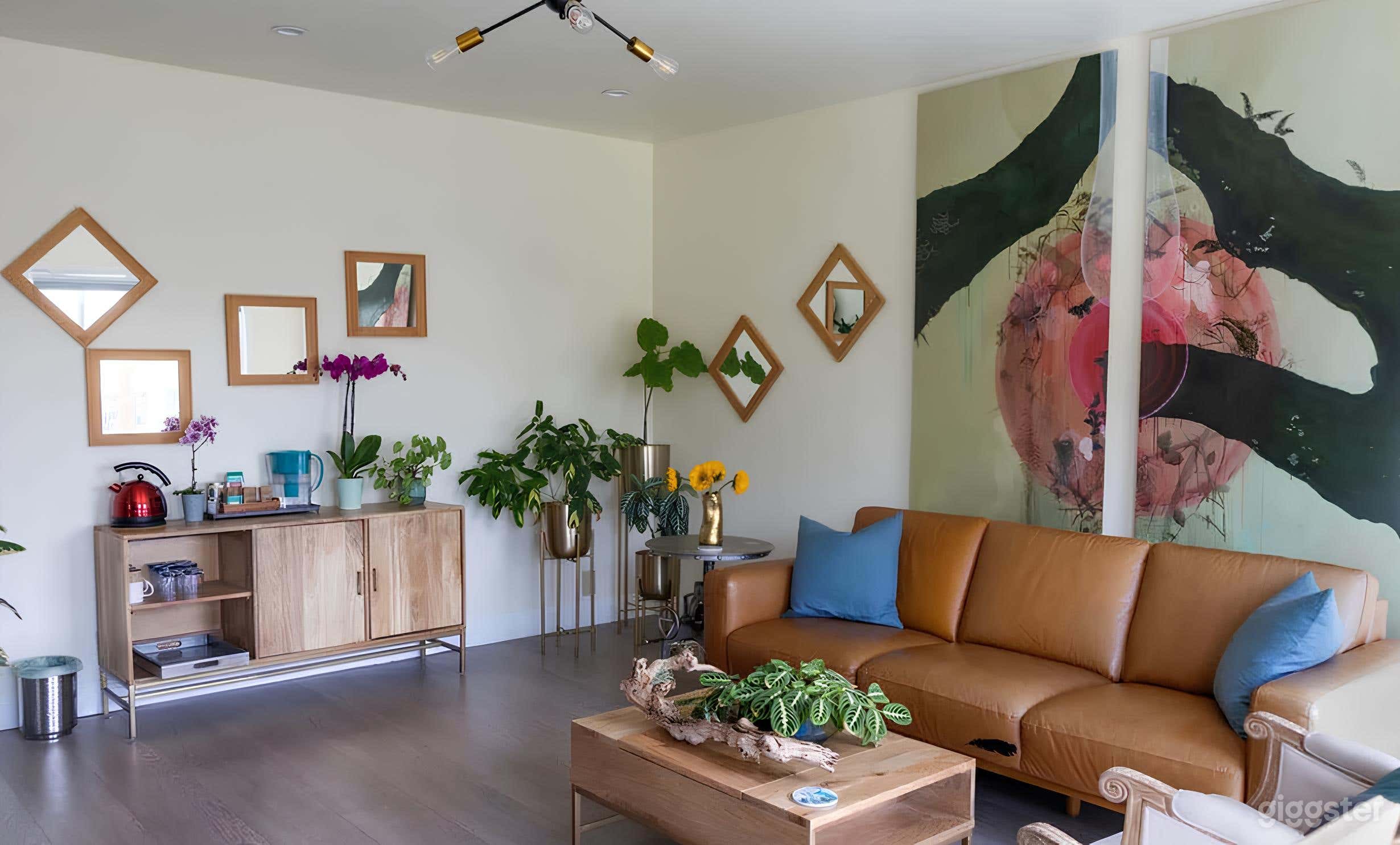 Warm &amp; Comfy Indoor Space Photo 2