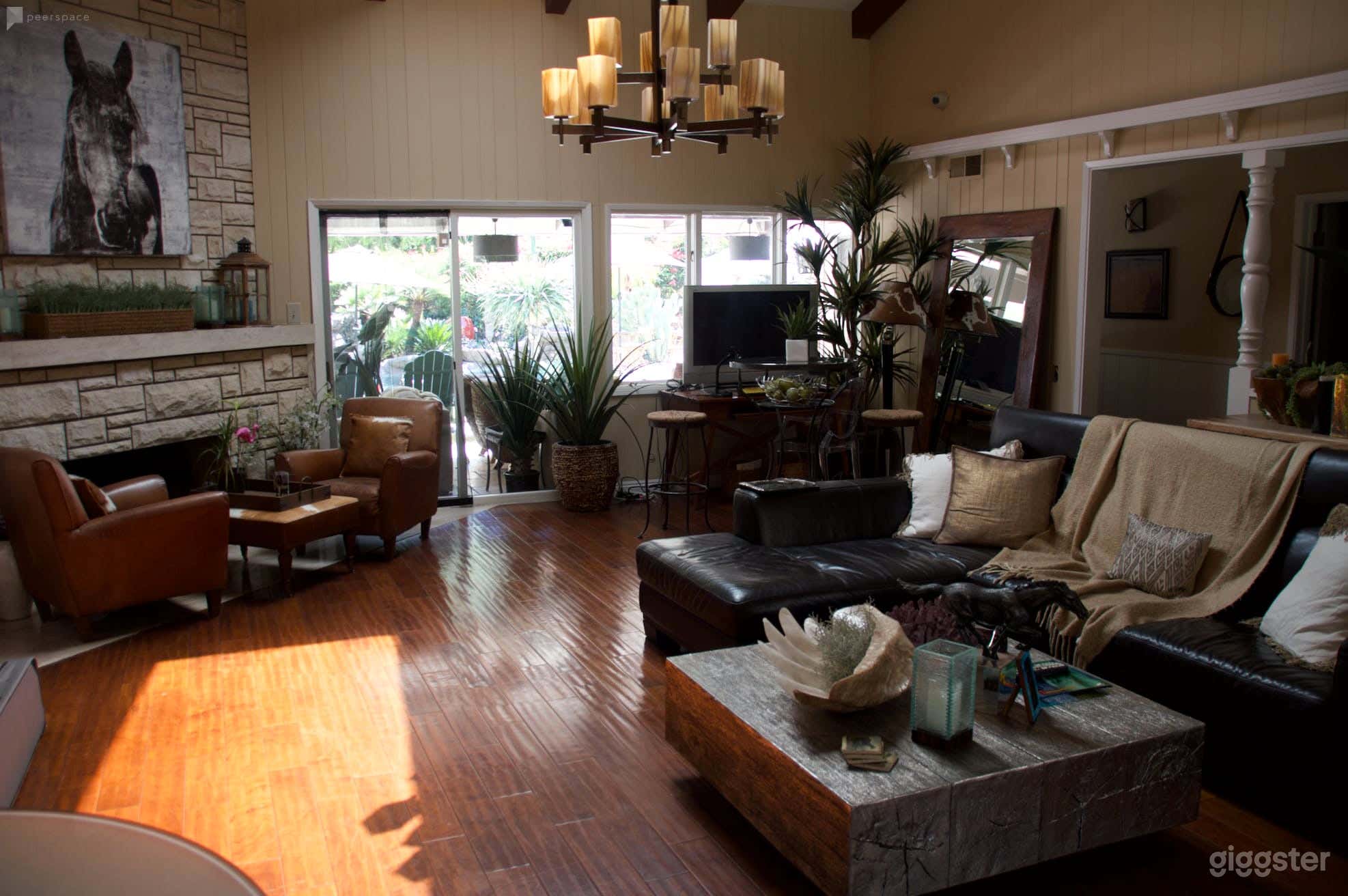 Contemporary Ranch house with lagoon pool Photo 4