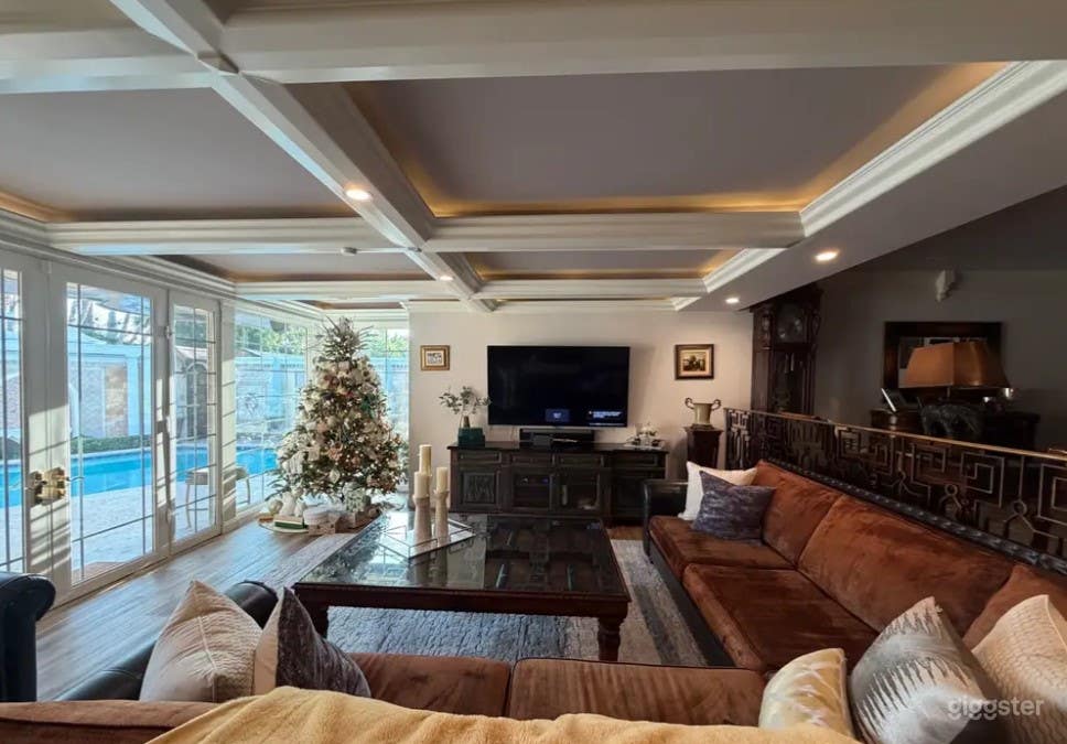 Vintage Residence with Classic Architecture Photo 2