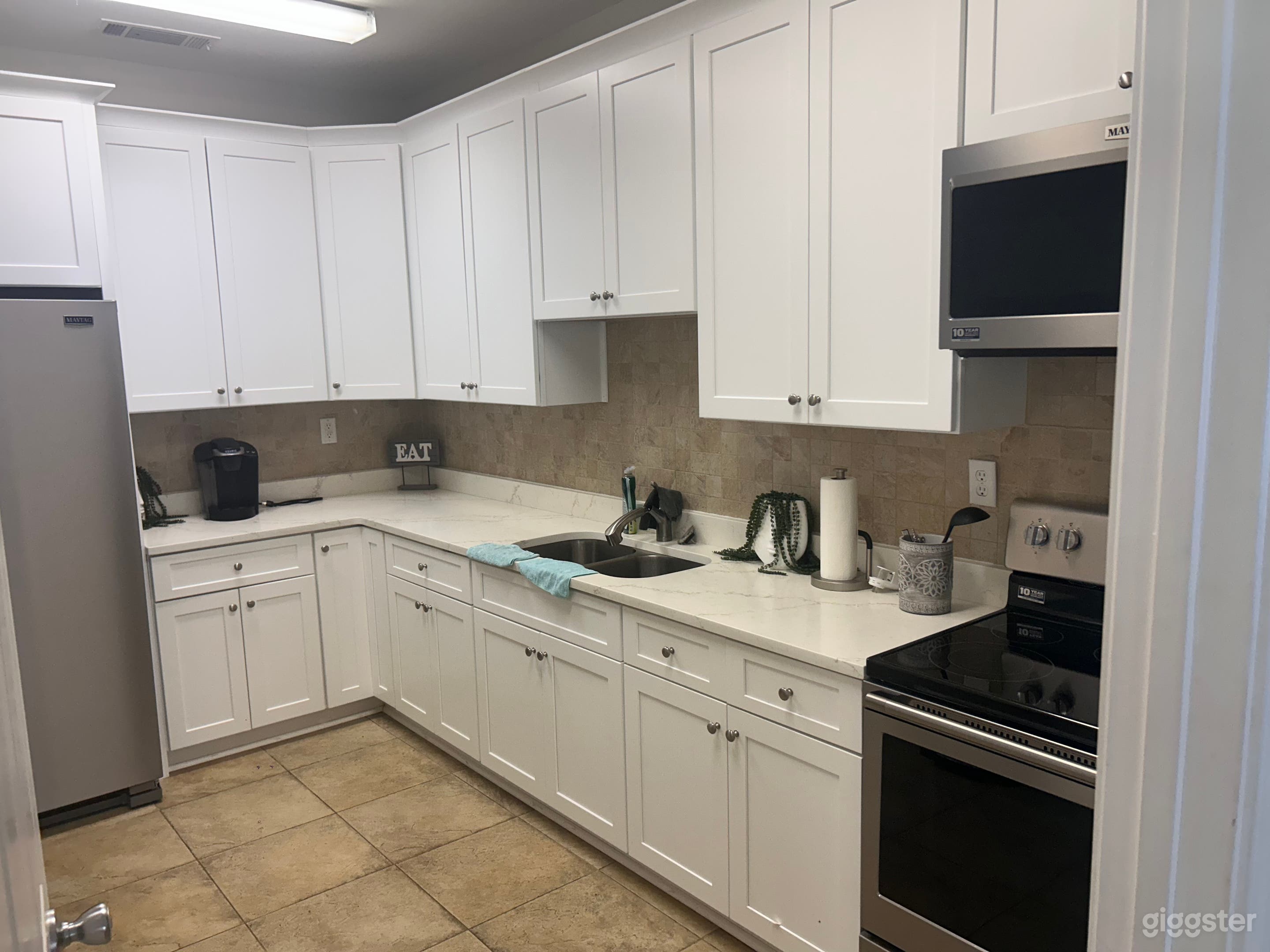 Private Modern Clubhouse Customizable For Filming Photo 4