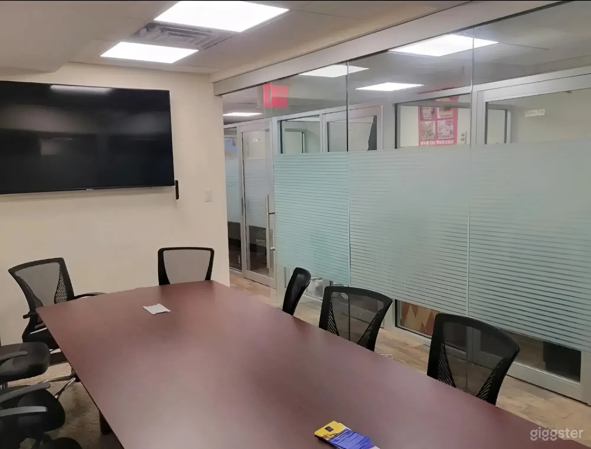 Bright &amp; Modern Meeting Room in South Brooklyn — 16-Seat Photo 3
