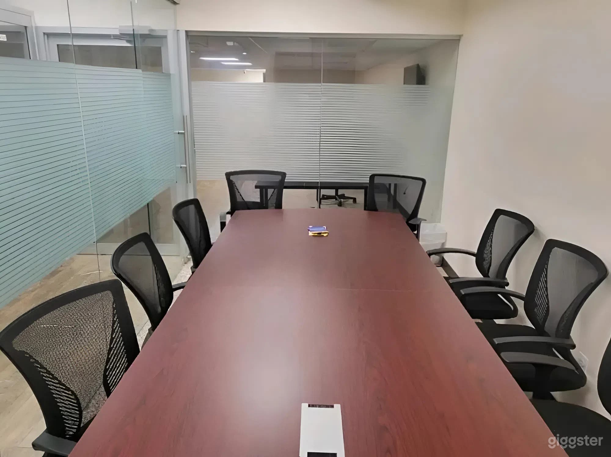 Bright &amp; Modern Meeting Room in South Brooklyn — 16-Seat Photo 1