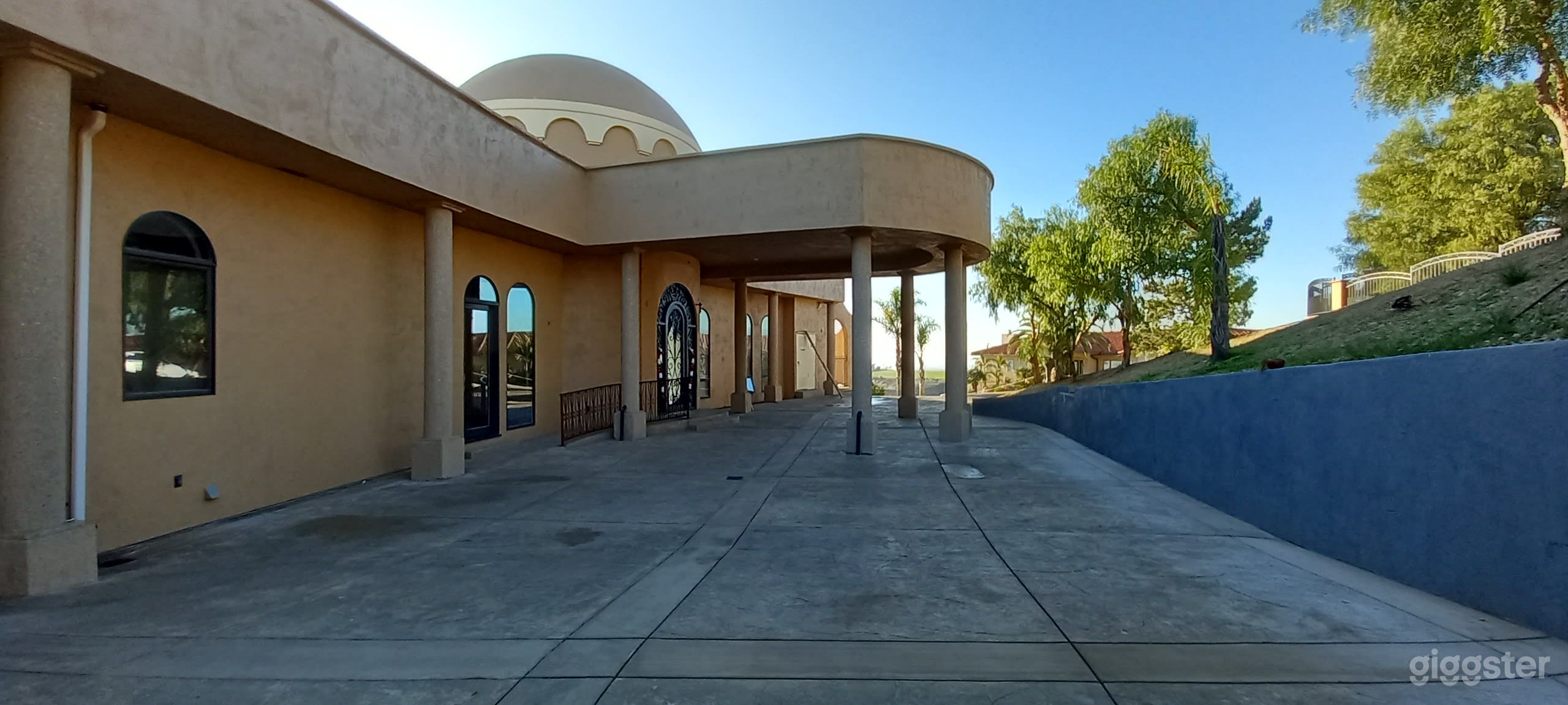 Spooky, unfinished Mediterranean Mansion in the hills Photo 3