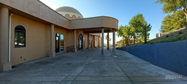  Manoir méditerranéen effrayant et inachevé dans les collines 
