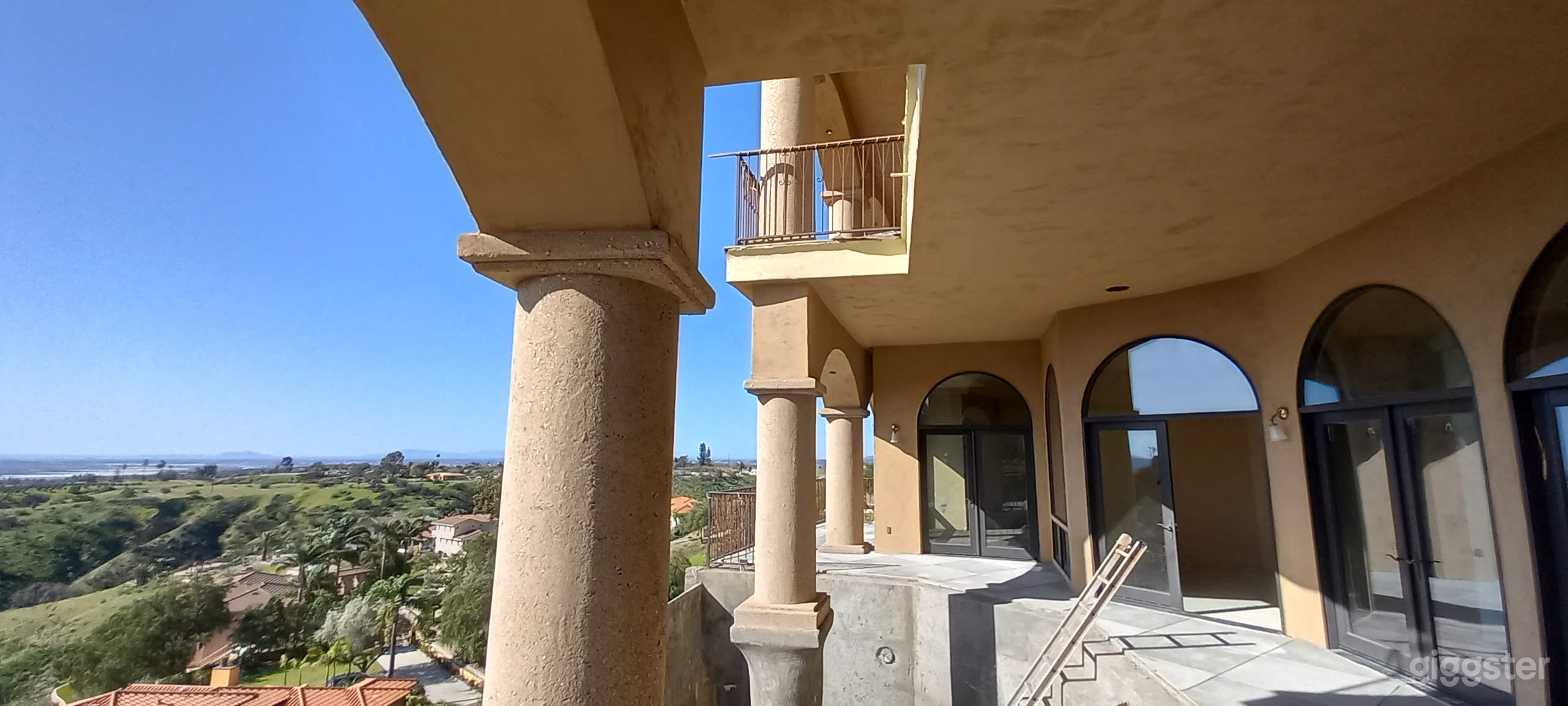 Spooky, unfinished Mediterranean Mansion in the hills Photo 4