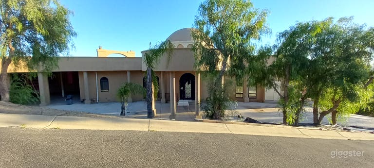  Manoir méditerranéen effrayant et inachevé dans les collines 