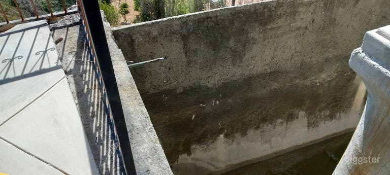  Manoir méditerranéen effrayant et inachevé dans les collines 