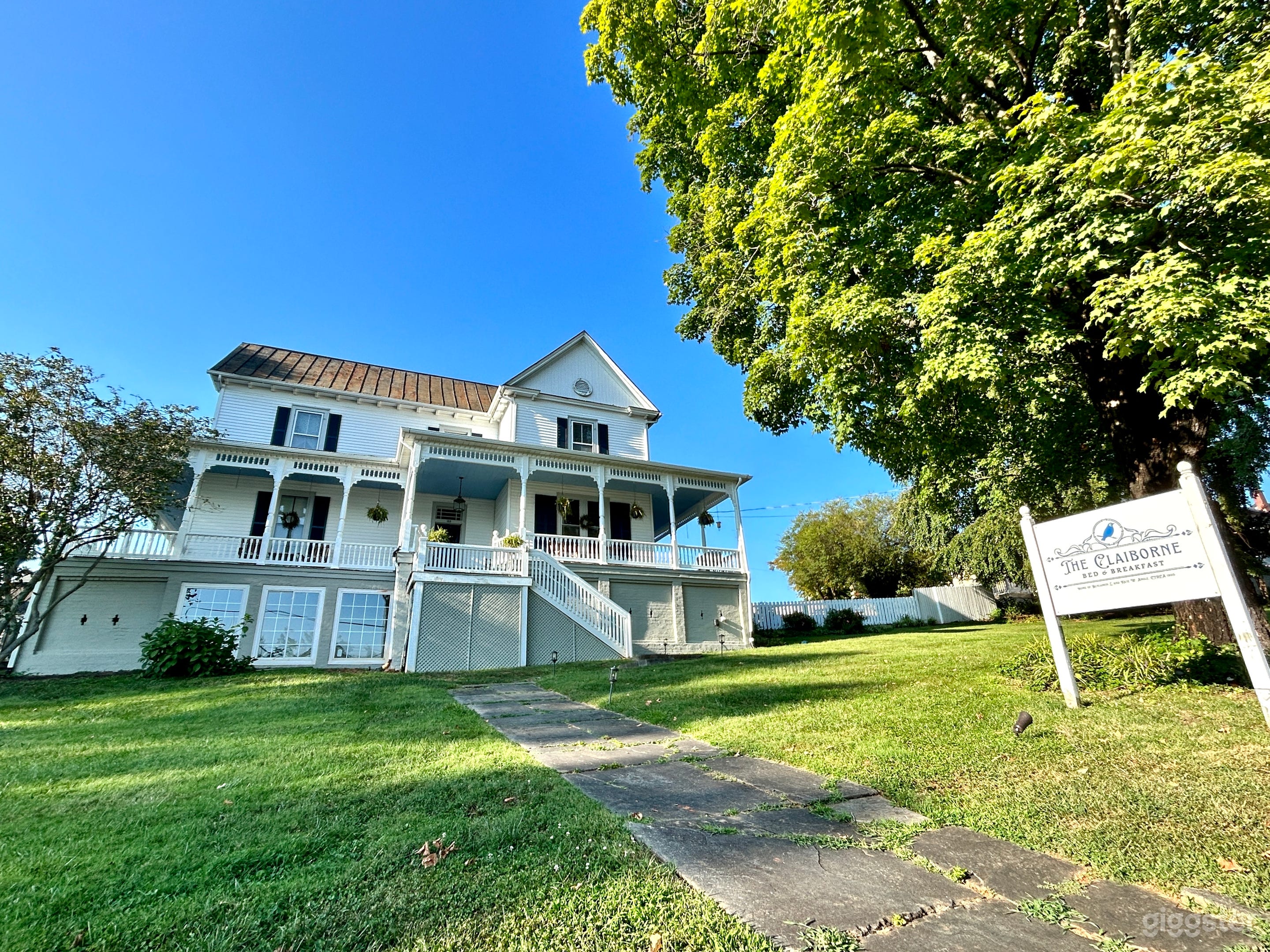 Victorian Farmhouse and Gardens in Blue Ridge Mtns Photo 3