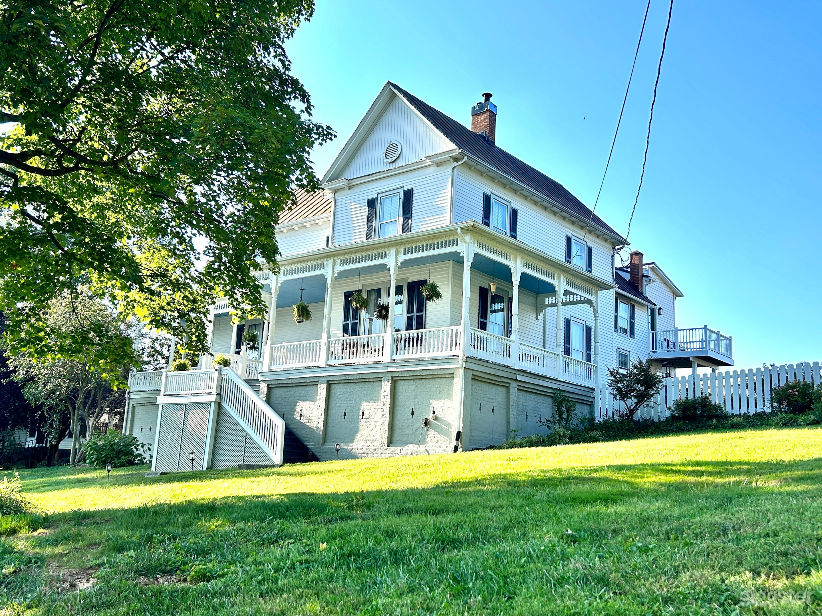 Victorian Farmhouse and Gardens in Blue Ridge Mtns Photo 2