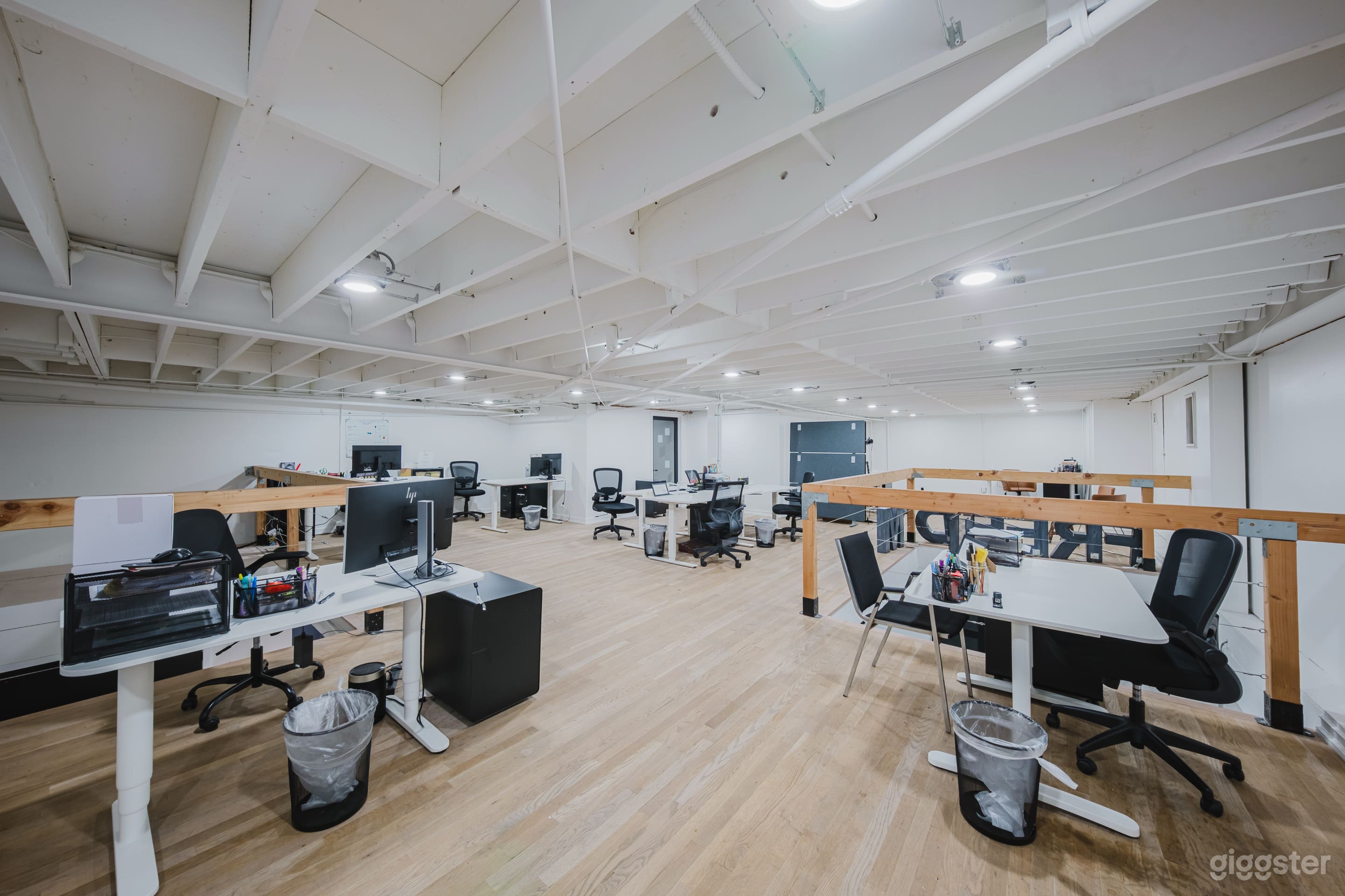 VERSATILE BRICK STUDIO COMPOUND W/ SOUNDSTAGE Photo 4